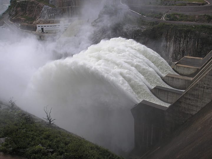 Идет завершение строительства ГЭС в Капанде.
