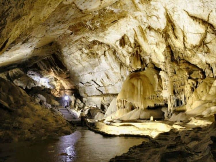 Один из 13 залов Мраморной пещеры.