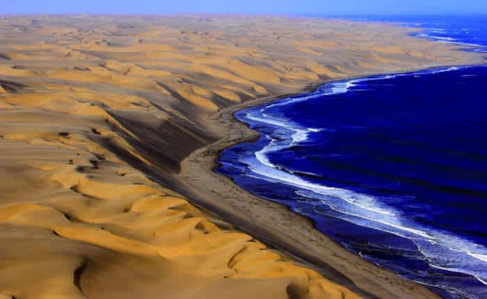 Пустыня Намиб встречается с океаном.