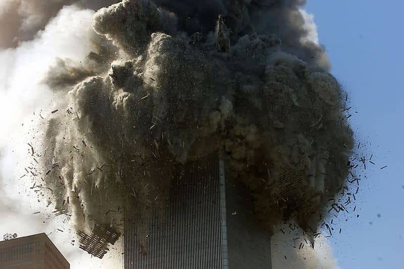 В процессе разрушения Северной башни образовался гриб из пыли и  обломков.
