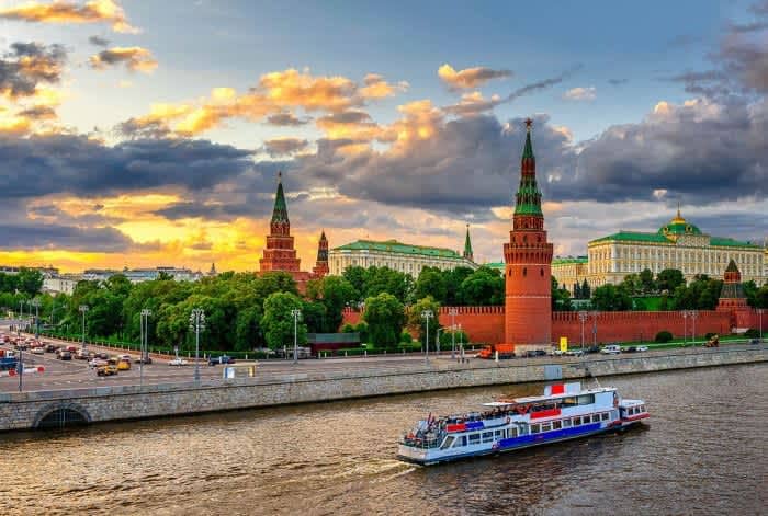 Это река Москва. Далее Кремль.