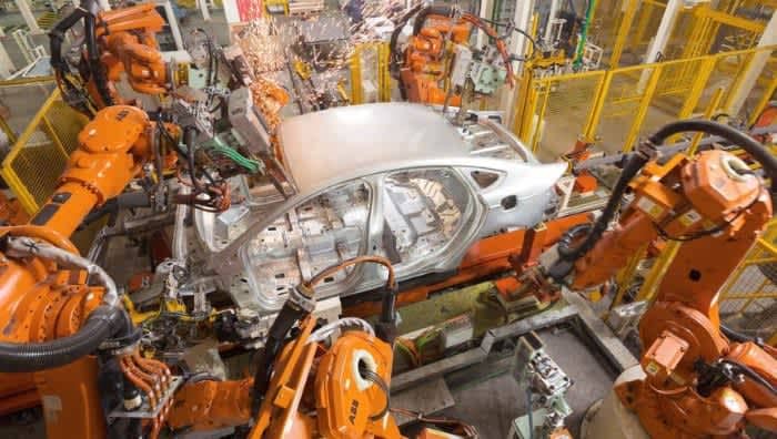 Роботы в производстве автомобилей.