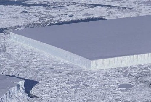 Прямоугольный, кропотливо вырезанный айсберг.