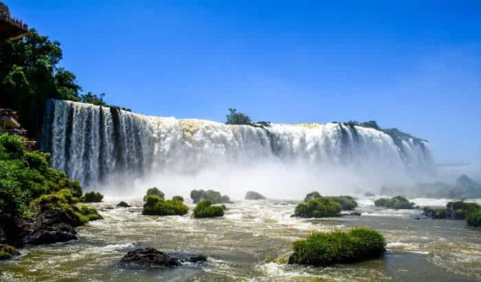 На границе Бразилии и Аргентины простираются многочисленные и величественные водопады Игуасу.