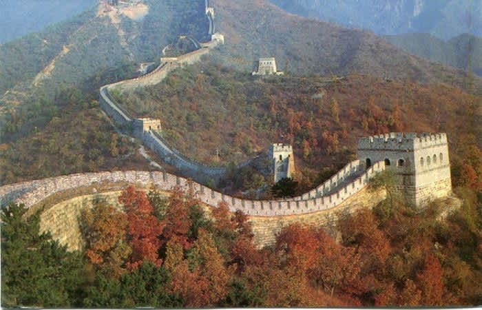 Великая китайская стена, шириной 5-8 метров, высотой 6, до 10 метров
