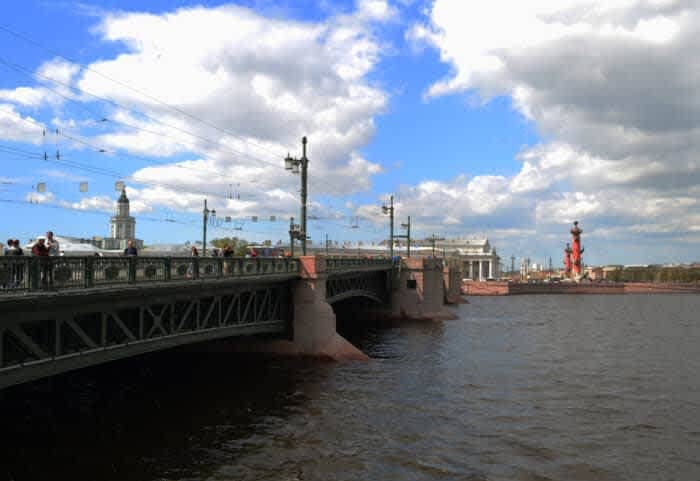 Санкт-Петербург весь стоит на воде. Дворцовый мост через Неву