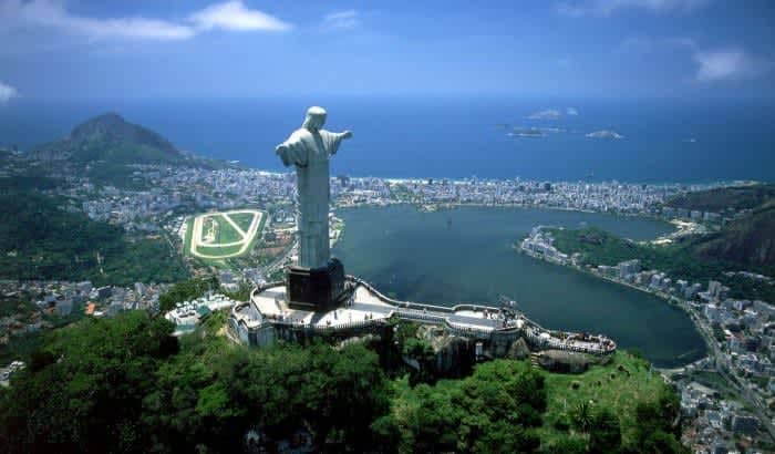 Скульптура Христа в Рио-де-Жанейро.