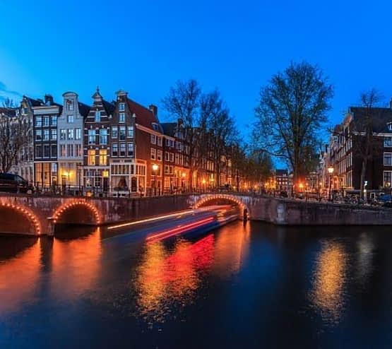 Каналы Амстердама ночью.