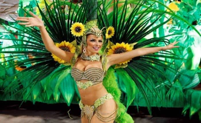 Очень красочный бразильский карнавал.