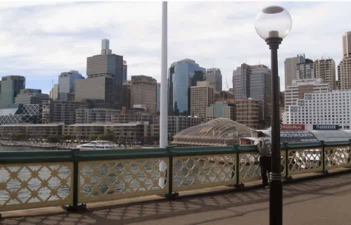  Сидней с пешеходного моста Дарлинг-Харбор.
