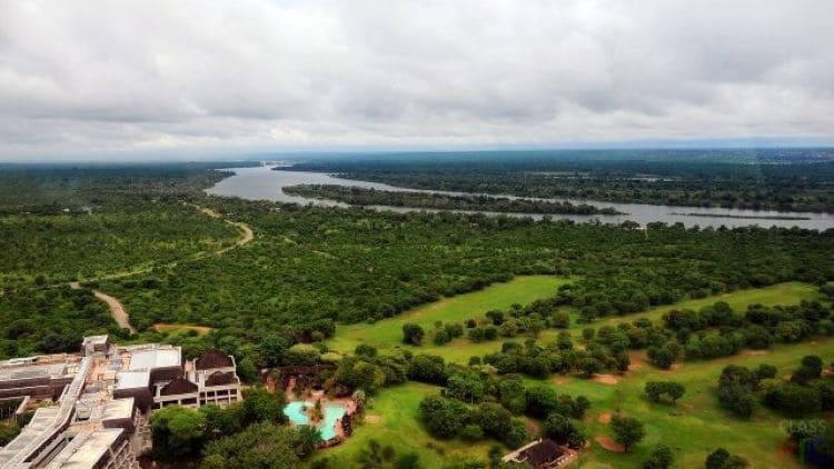 На снимке один из отелей в долине реки Замбези.